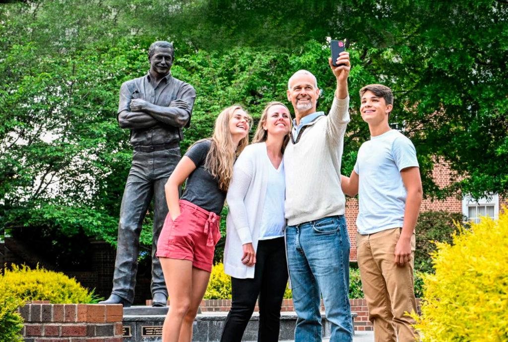 一家人在戴尔·恩哈特雕像前摆姿势